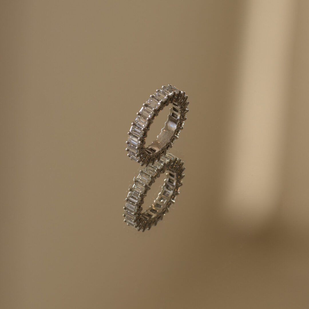 Helalliansring med smaragdslipade diamanter.