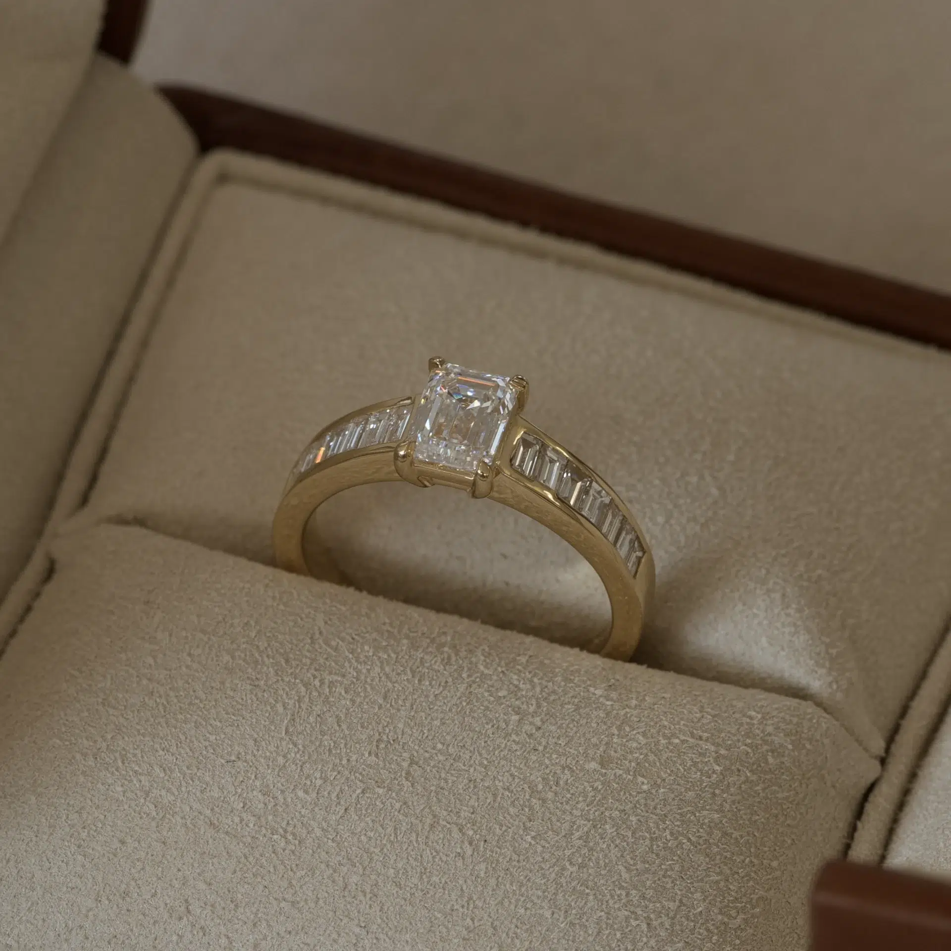 Bespoke förlovningsring, skräddarsydd förlovningsring, emerald cut förlovningsring