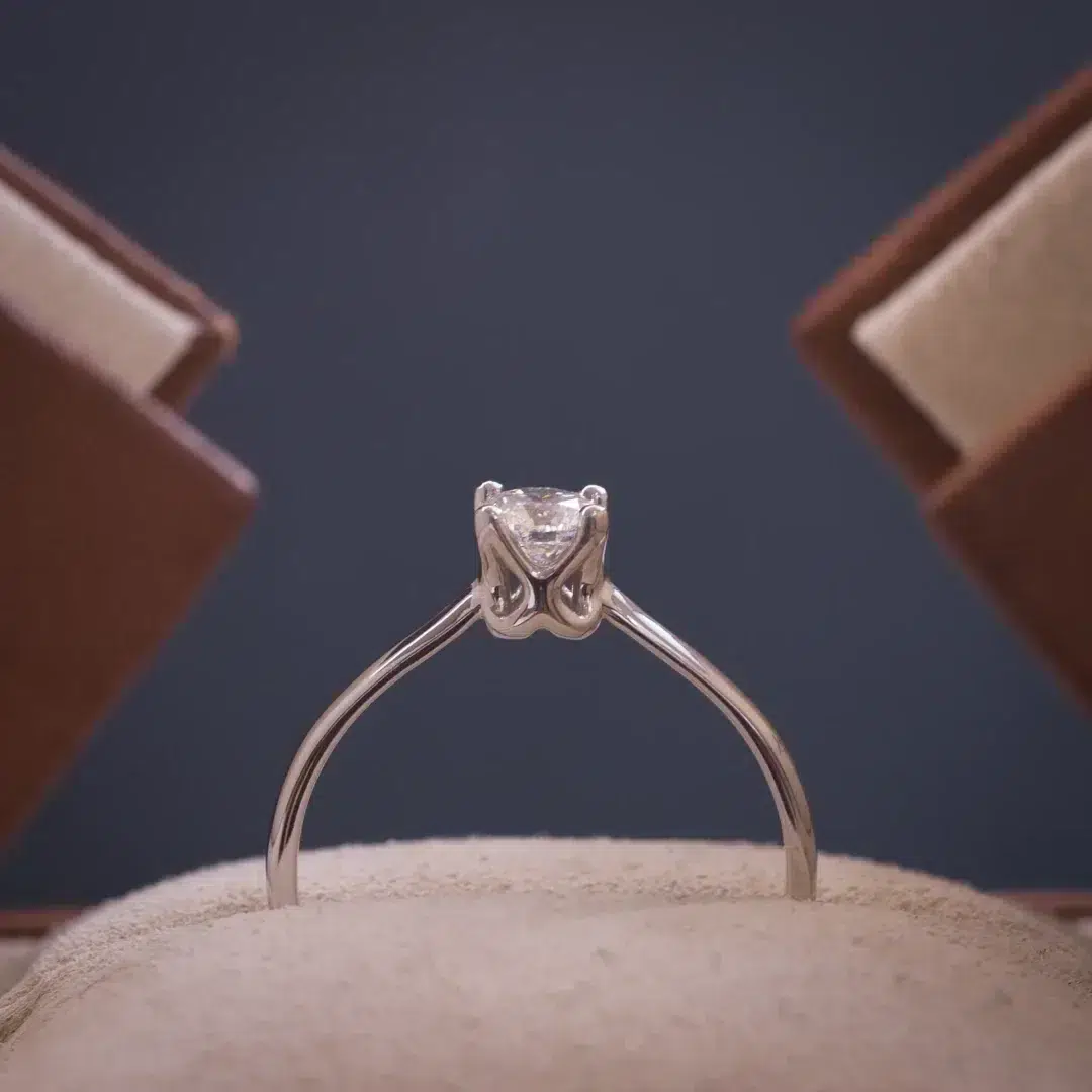 diamond solitaire ring. solitärring med diamant, förlovningsring