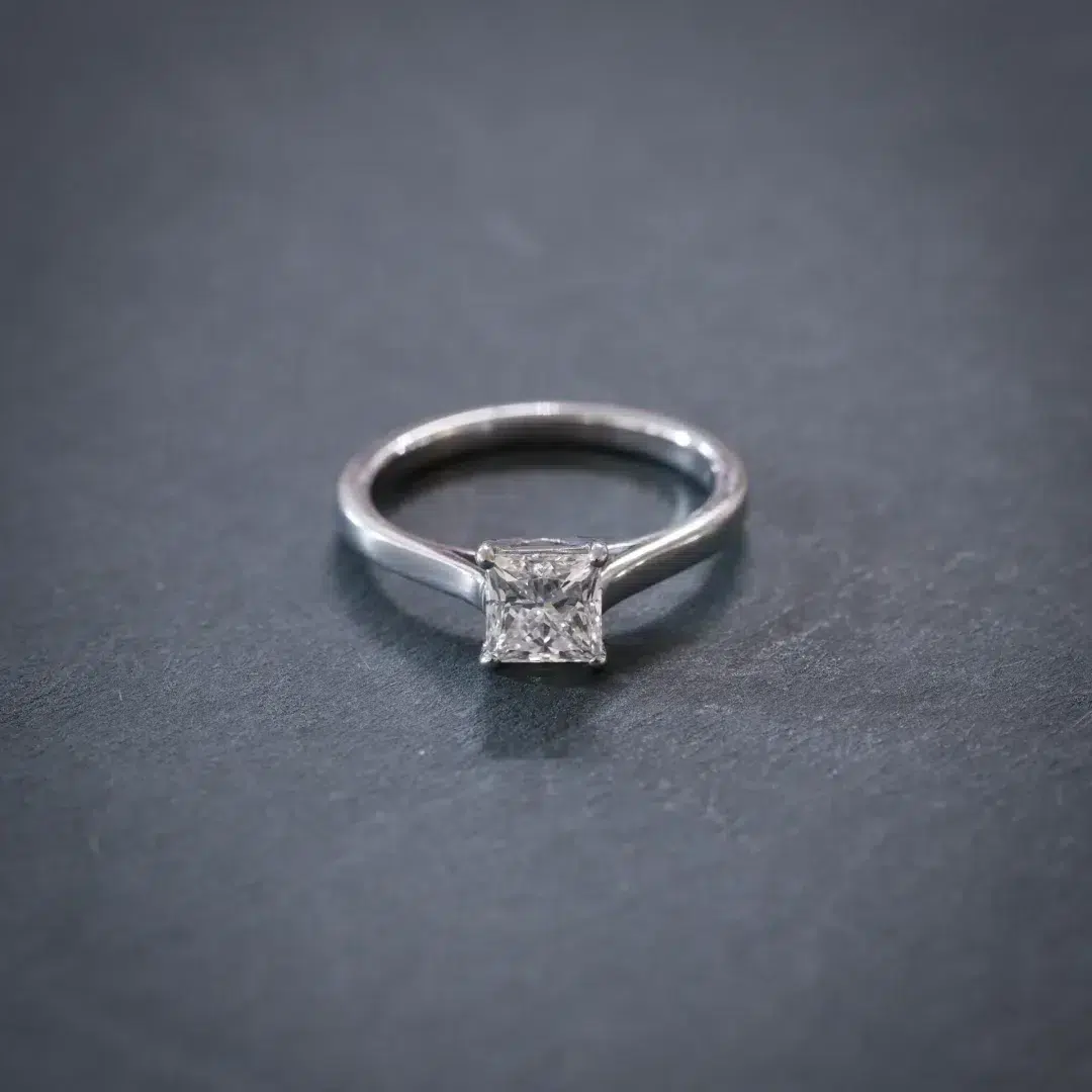 princess cut diamond ring, princesslipad diamantring, princesslipad förlovningsring, Princesslipad Solitärring